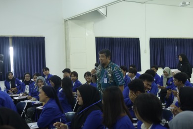 Foto Pemateri 4 (Prof. Rindra)